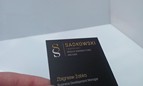 wizytówka z zastosowanym lakierem wybiurczym UV