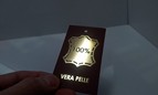 złota wizytówka ze znakiem graficznym i nazwą wytłaczaną złotą folią